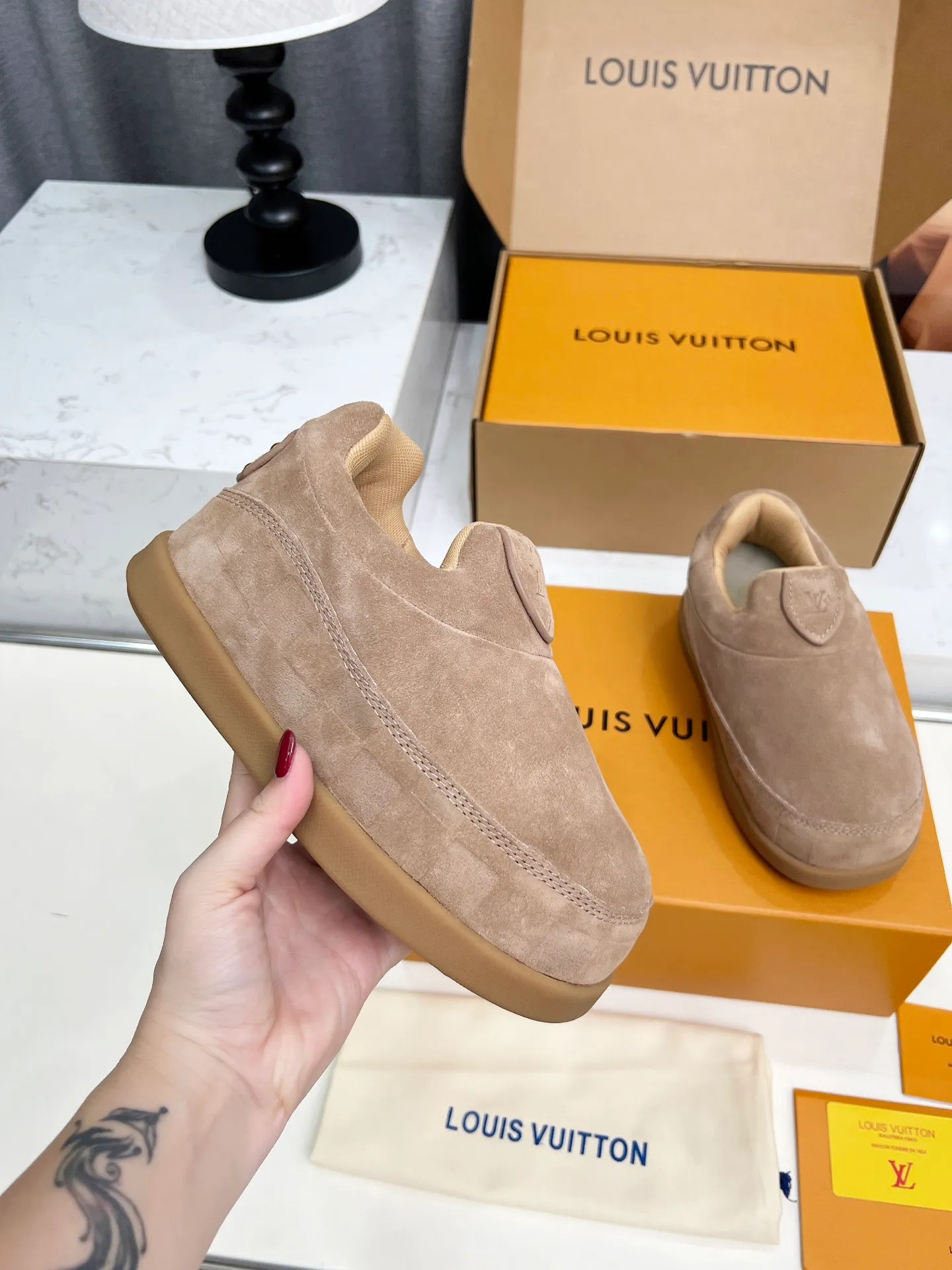 [L Family] P: 740💰 Couple model, size: women 35-41 (customized at 41 for women), 39-46 for men (customized at 45.46) The 2025 iteration of this Time Out sneaker, couple model, LV co-branded nigo, donkey brand, Louis Vuitton, ugly, cute😍Many Internet celebrities have shown off their feet, a classic and versatile item. Fabric: Imported high mercerized cow suede. Lining: high-grade elastic mesh, outsole: original molded outsole, palm print rubber outsole with hidden L letter and Monongram flower.